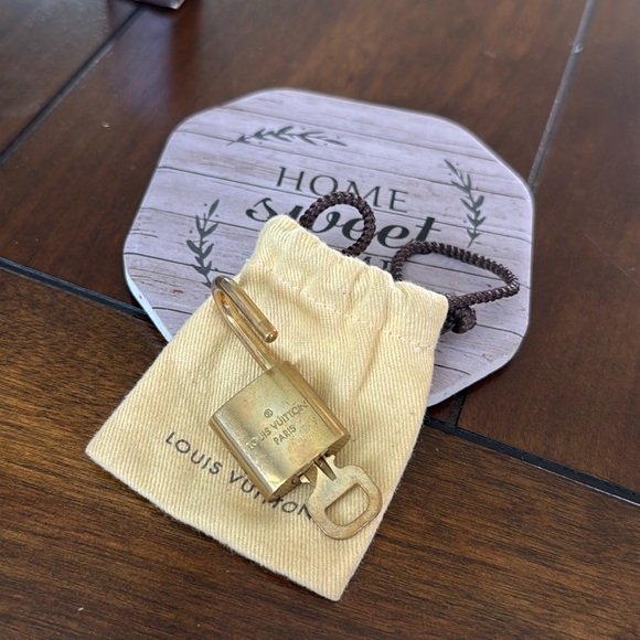 Louis Vuitton - Picture 7 of 9